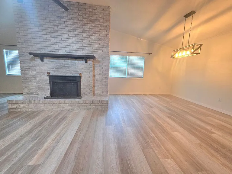 760 Briarwood Dr — Photo 3