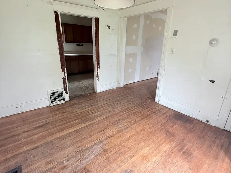 1019 Avenue A — Photo 18