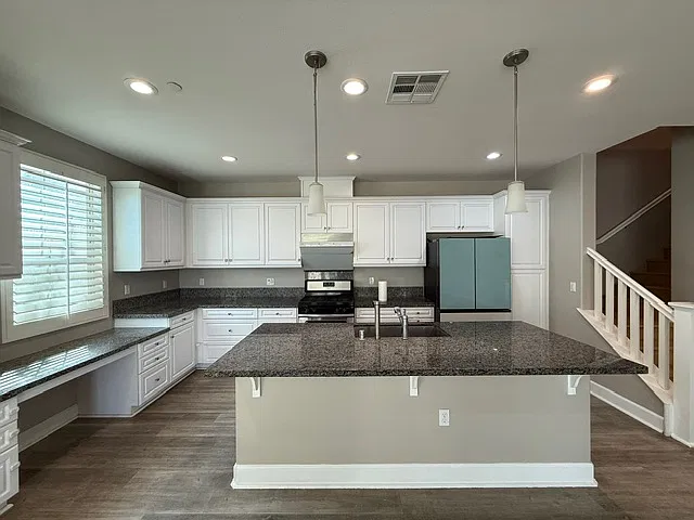 3 bed, 2.5 bath, 1811 sqft, $3,200 — Photo 4