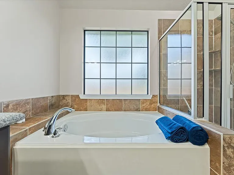 976 Northampton Dr — Photo 19