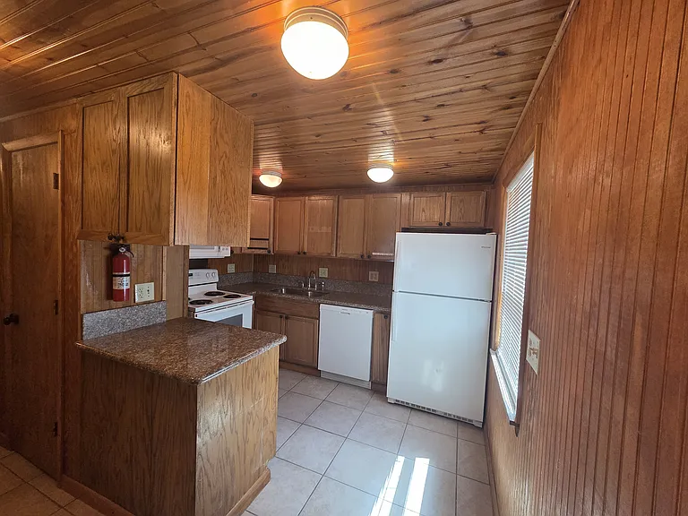 33 S Whitney St — Photo 4