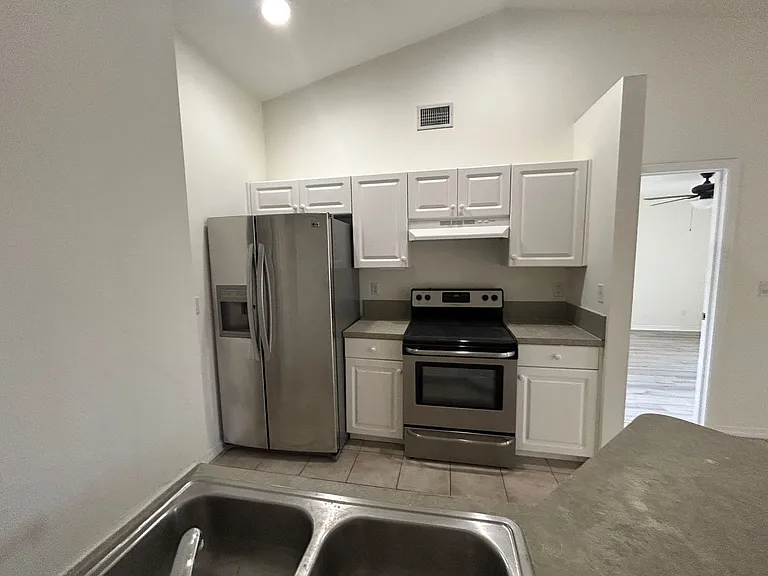 1426 NW 12th St — Photo 3