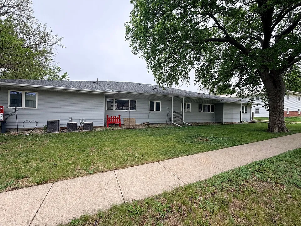 421 Dakota St