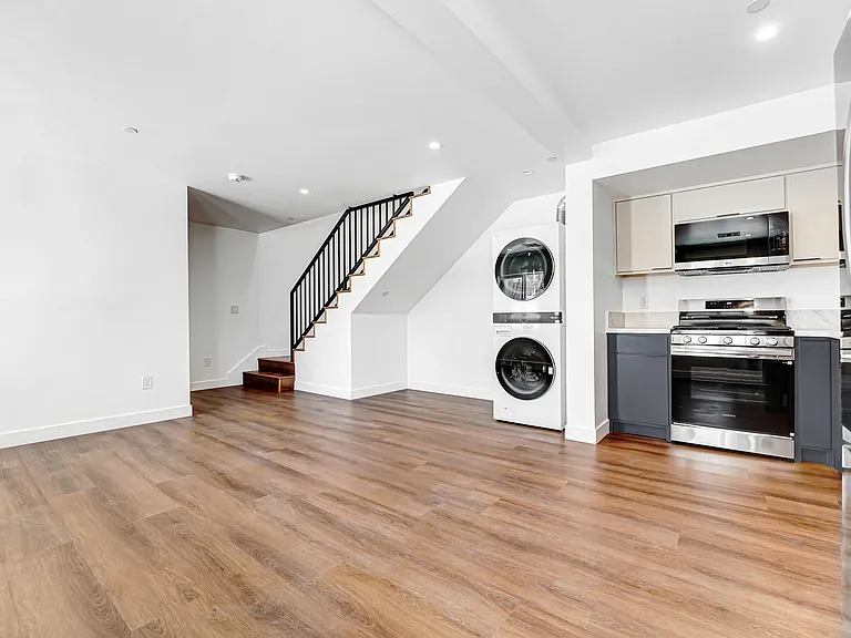 356 1/2 N Chicago St — Photo 18