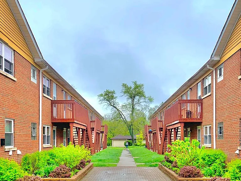 Palatine Park Apartments — Photo 15