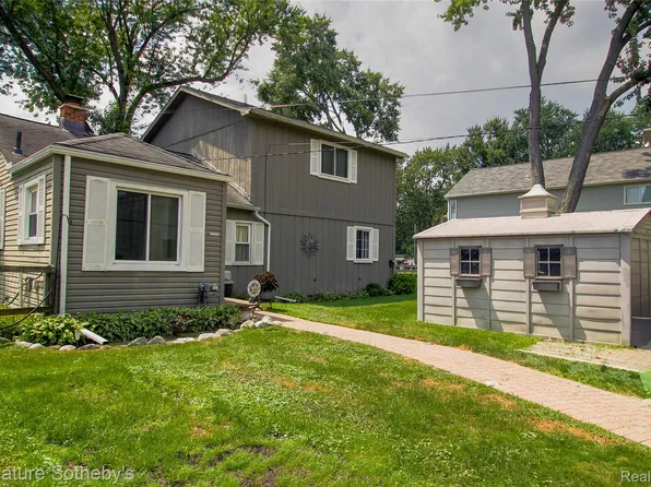 9393 Boncrest St, Commerce Township, MI 48382