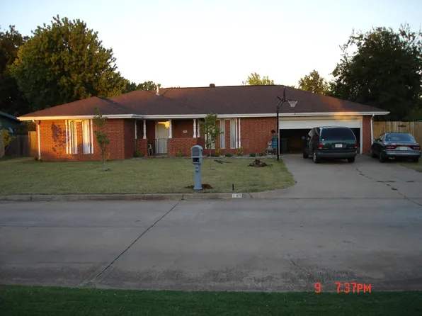 111 Flanders Dr, Chickasha, OK 73018