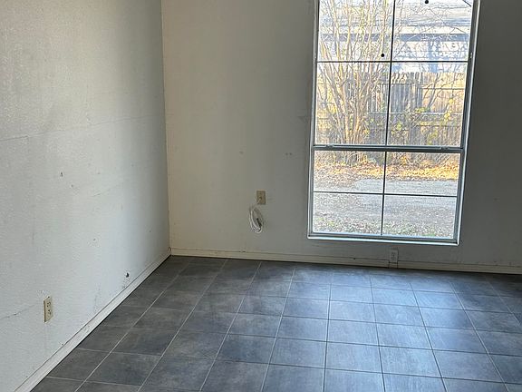 Dining room . Now has table, chairs and blinds on th window.