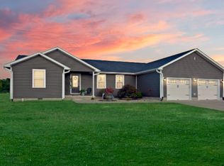 302 Summer St, Flora, IL 62839