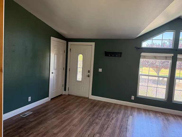 23409 Hamilton Ave — Photo 8