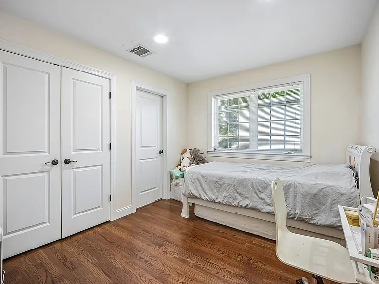 39 Grove St #B — Photo 16