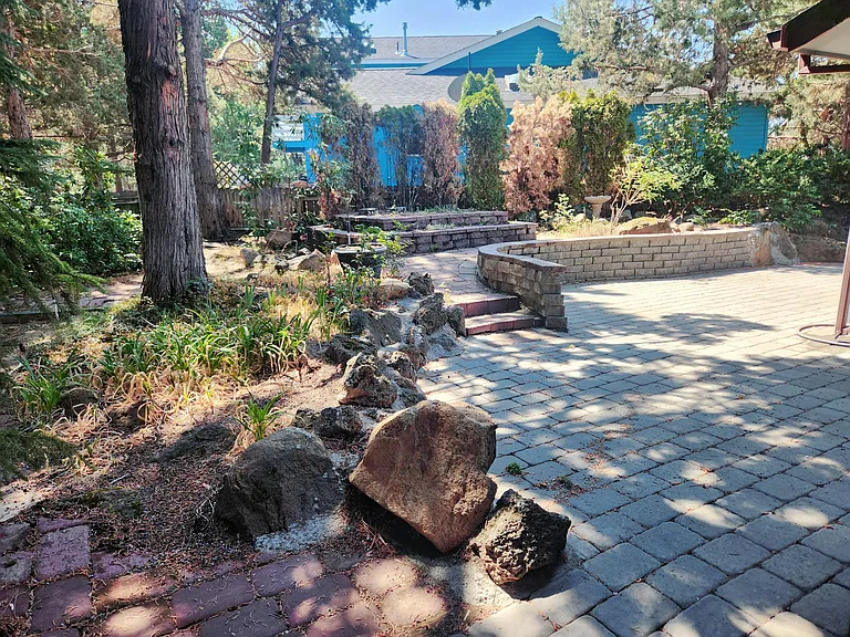 611 NE Tracker Ct — Photo 13