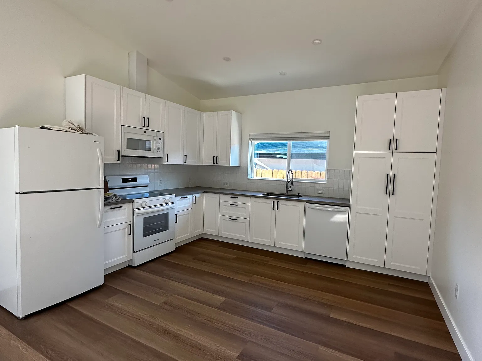 4 bed, 1000 sqft, $4,000 — Photo 3
