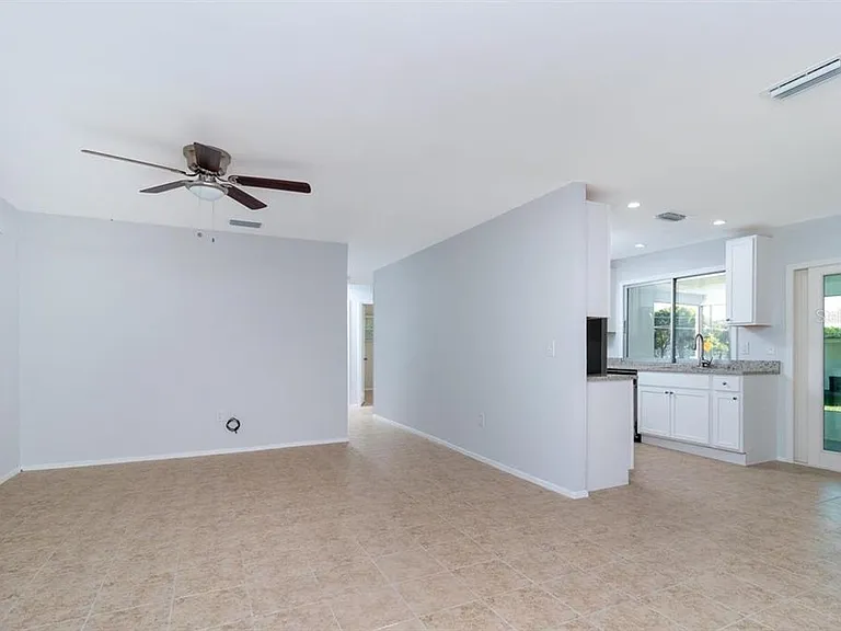 533 E Charlotte Ave — Photo 2