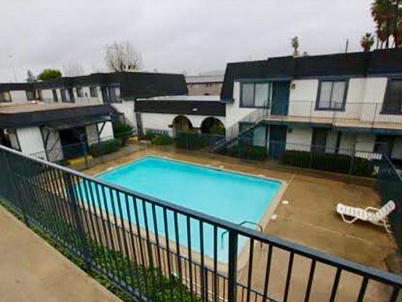 2nd image of 1319 Oakwood Dr