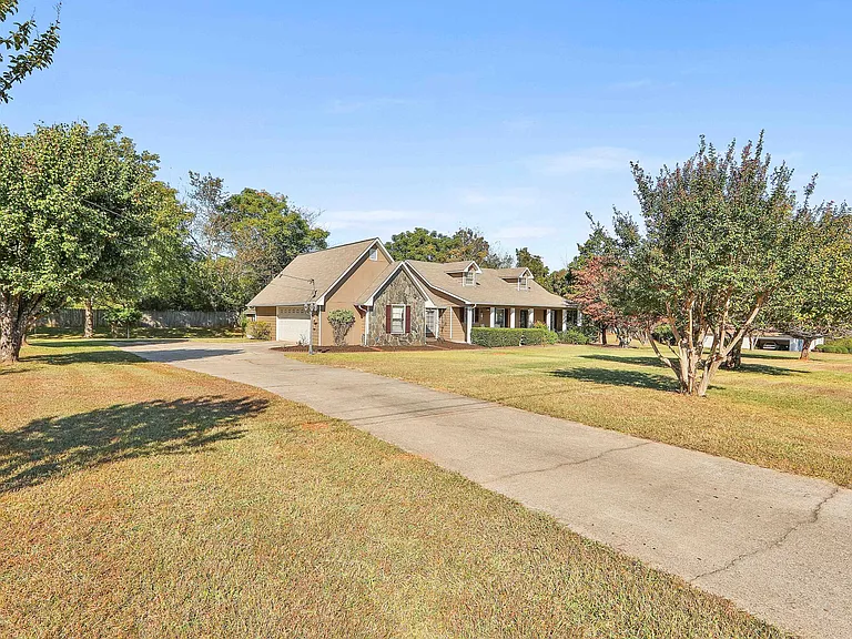 110 Hampton Woods Dr — Photo 2