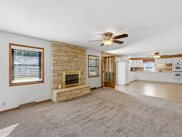 7804 N Seneca St — Photo 22