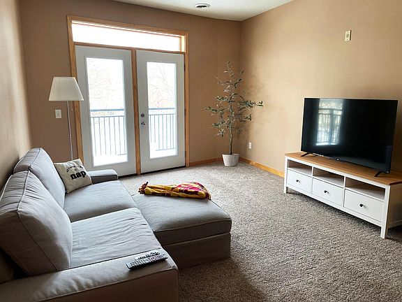 Bright spacious living room with 9' ceiling, patio door to the balcony.