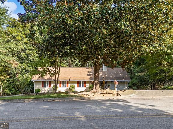4th image of 684 Honeysuckle Rd