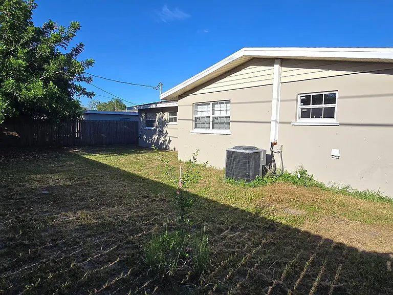 581 Oxford Ave — Photo 6