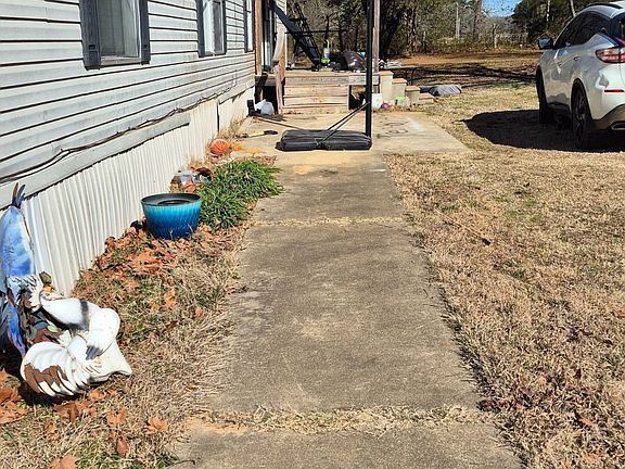 3rd image of 207 Green Acres Rd