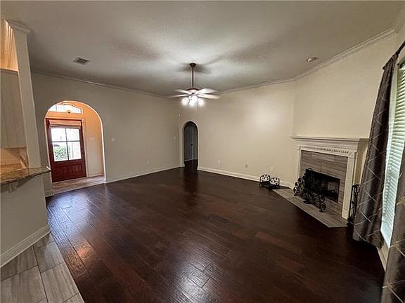 4th image of 909 Chevreuil St
