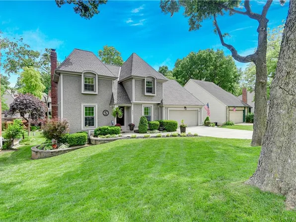 8203 Parkhill Cir, Lenexa, KS 66215