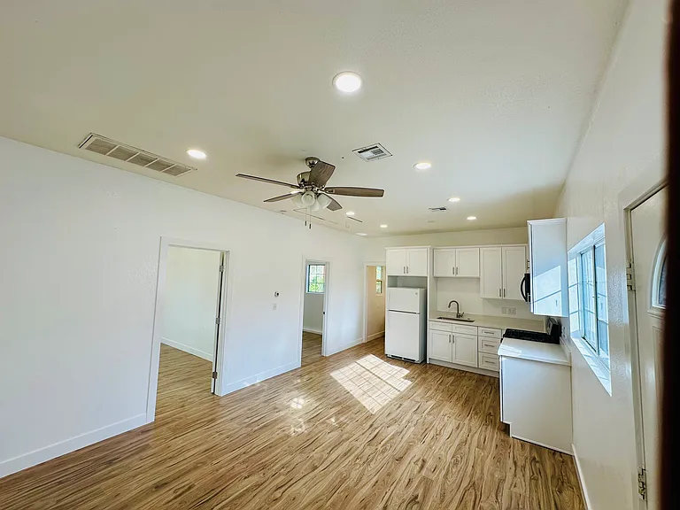 2497 N Riverside Ave — Photo 5