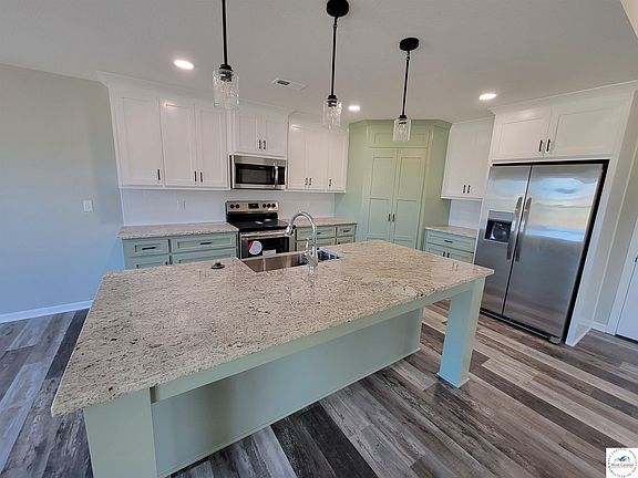 5th image of 301 E Colony St