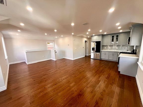 4th image of 11136 143rd St #1