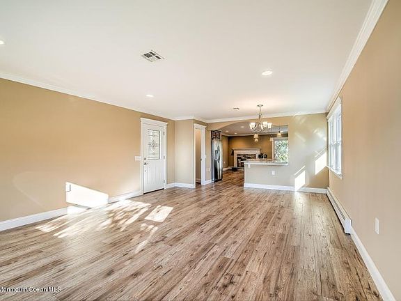 3rd image of 15 Kinkora Ct E
