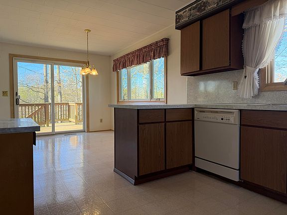 3rd image of 2290 E Warren Rd