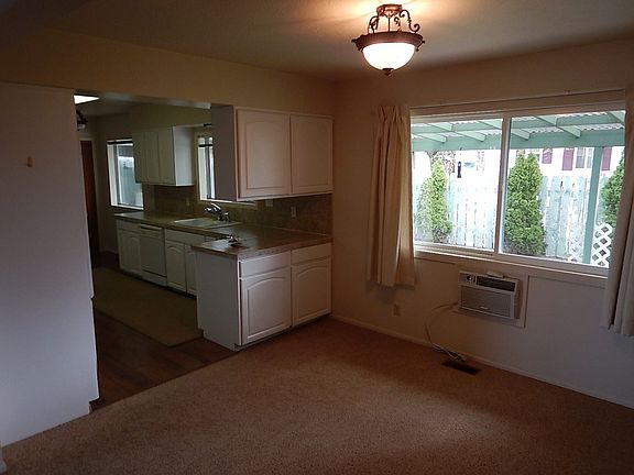 4th image of 130 SE Court St