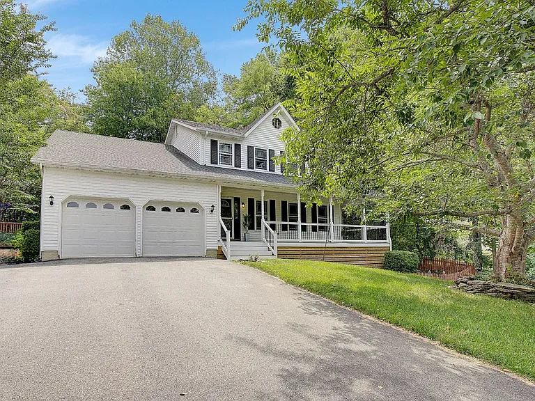 48 Radcliffe Dr — Photo 1