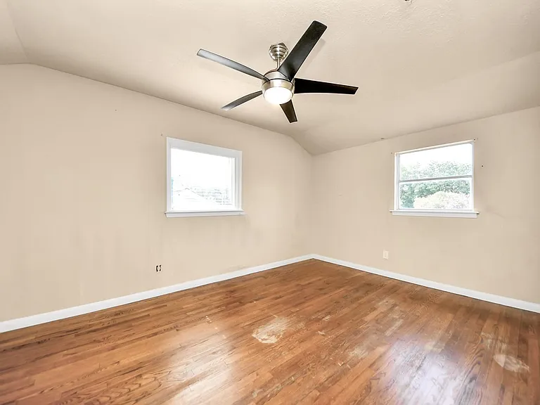2513 Leslie St — Photo 7