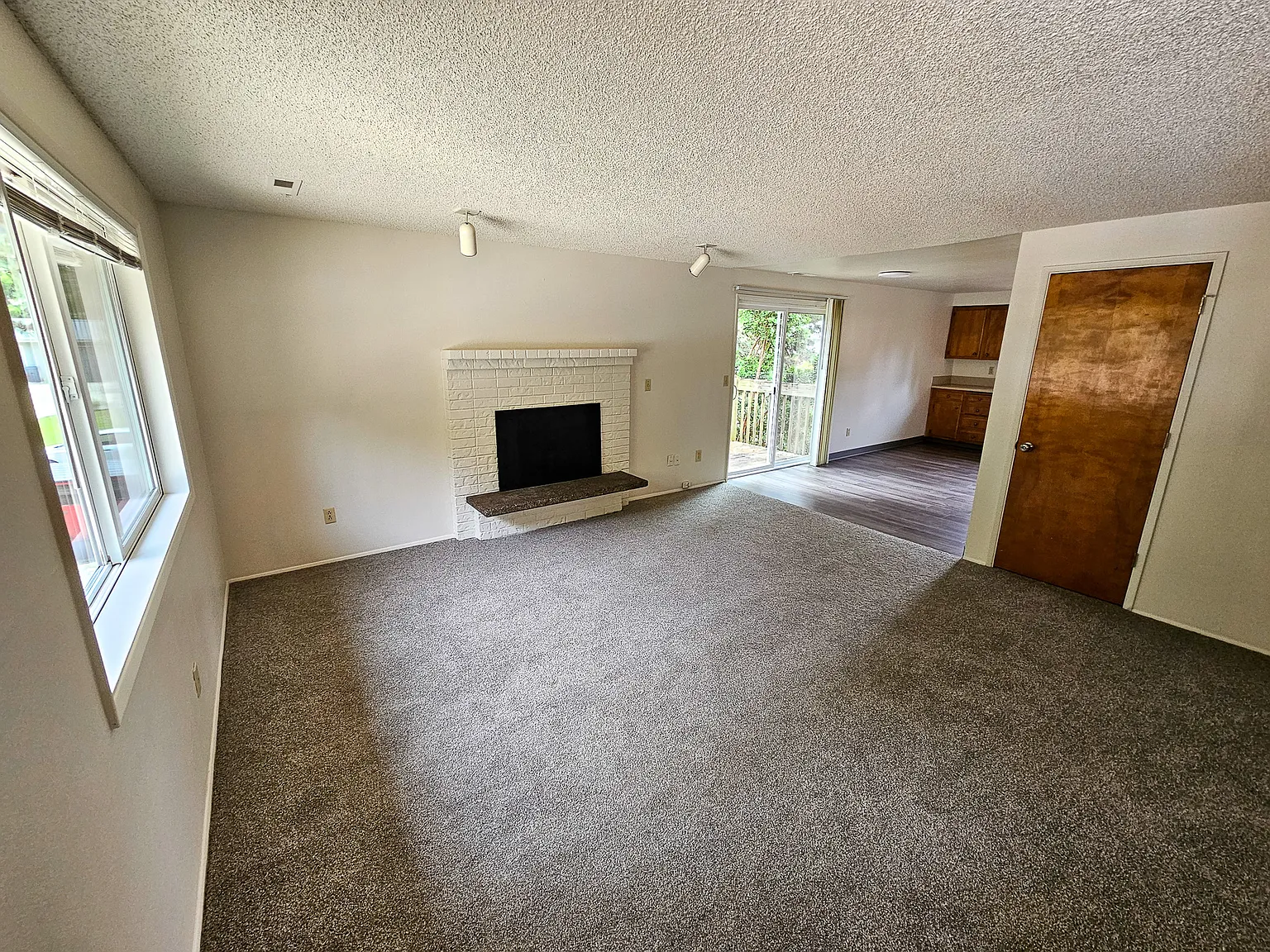 2 bed, 1050 sqft, $1,450 — Photo 2