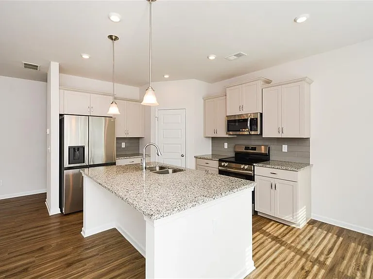 350 Cranston Dr — Photo 10