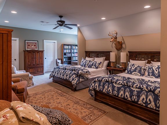 Upstairs bedroom (5)