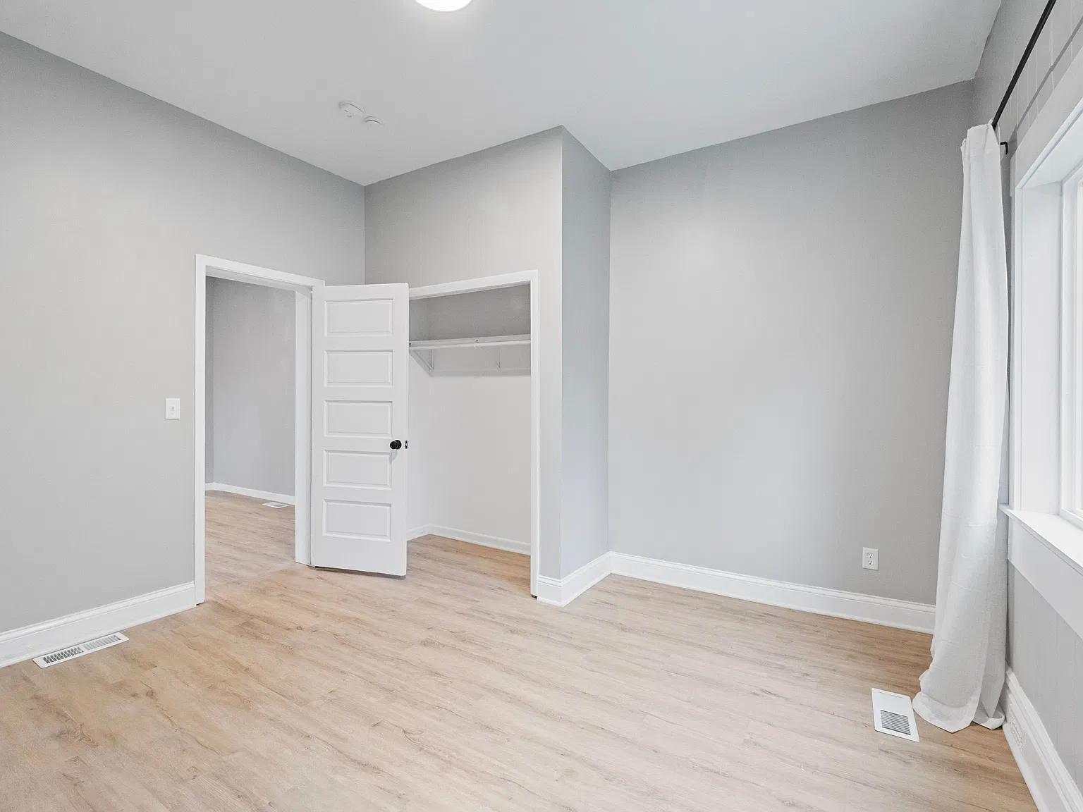 6 bed, 2.0 bath, 2512 sqft, $2,995 — Photo 4