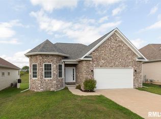 84 Cobblestone Ln, Le Claire, IA 52753