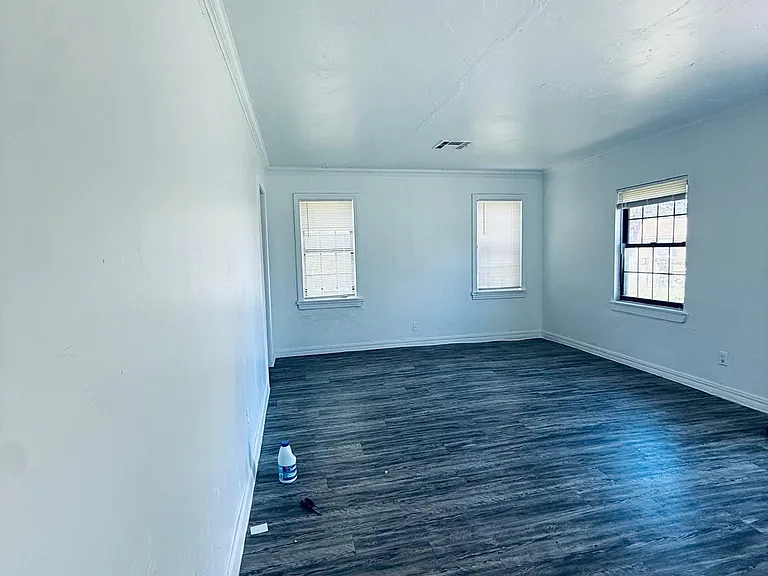 326 E Harmon Dr — Photo 5