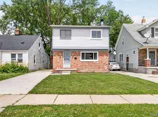 20471 Hollywood St, Harper Woods, MI 48225