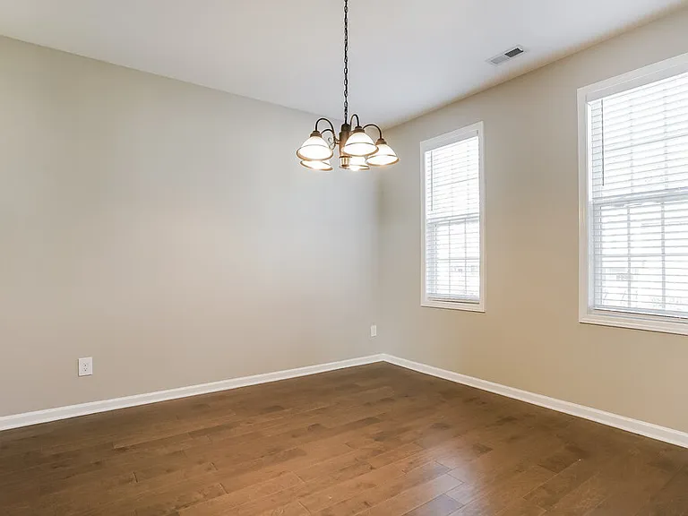 332 Chamberlain Dr — Photo 6