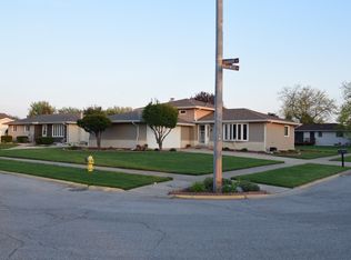 933 Ivanhoe Ln, Dyer, IN