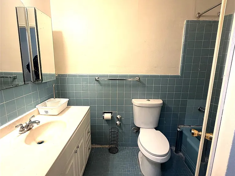 1030 E 57th St #1 — Photo 12