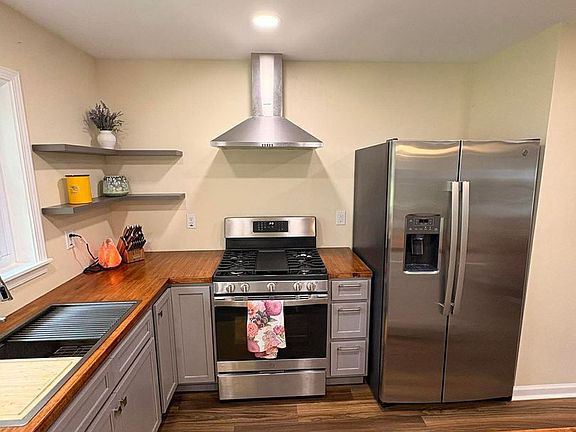3rd image of 105 Willow Dr