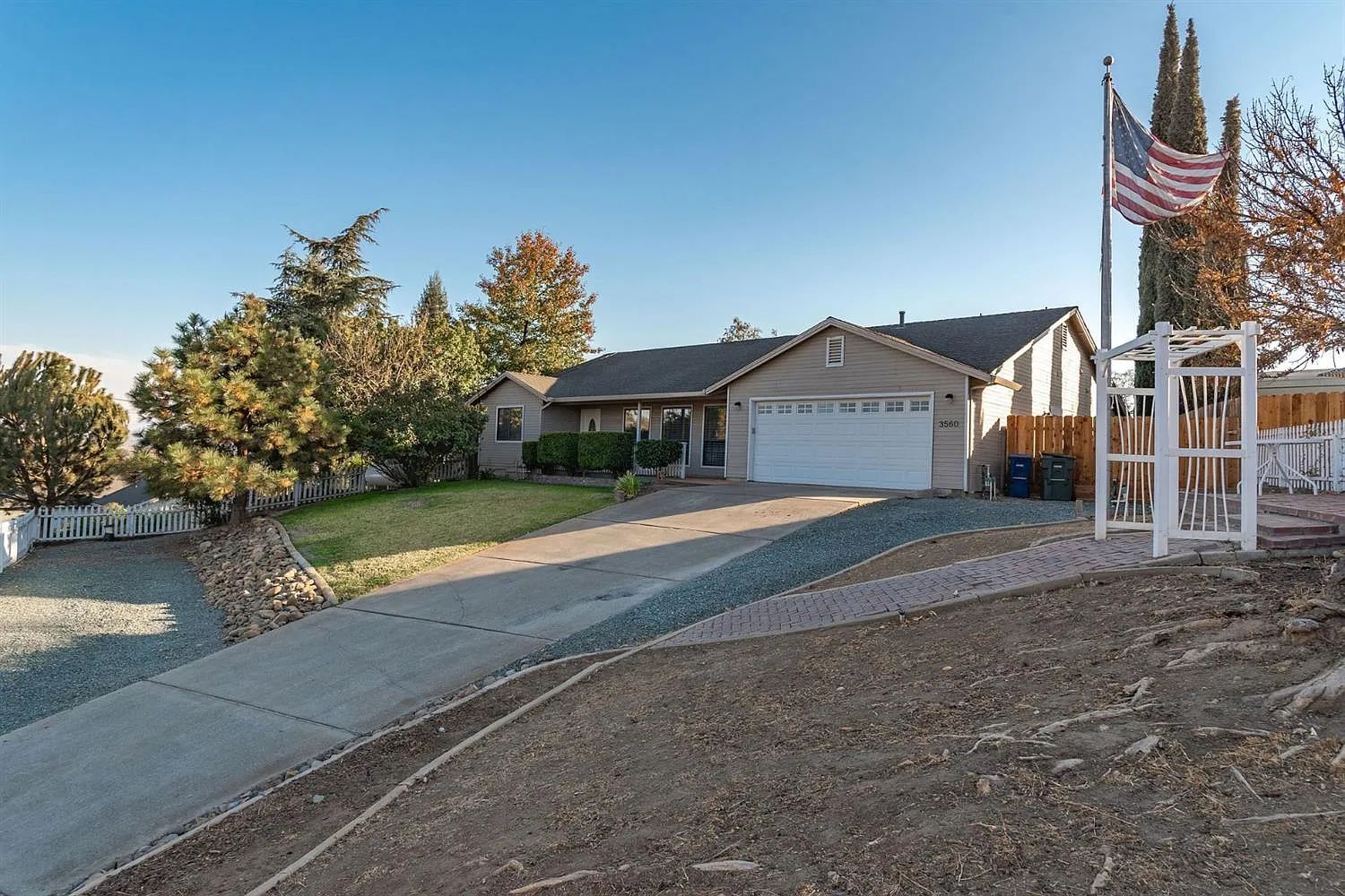 3560 Lakeview Dr photo 1
