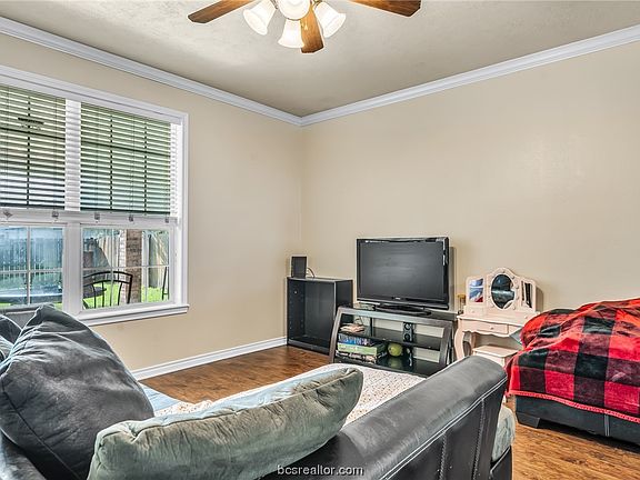 3rd image of 916 Gardenia St
