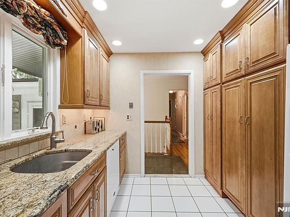 3rd image of 23 Cressfield Ct