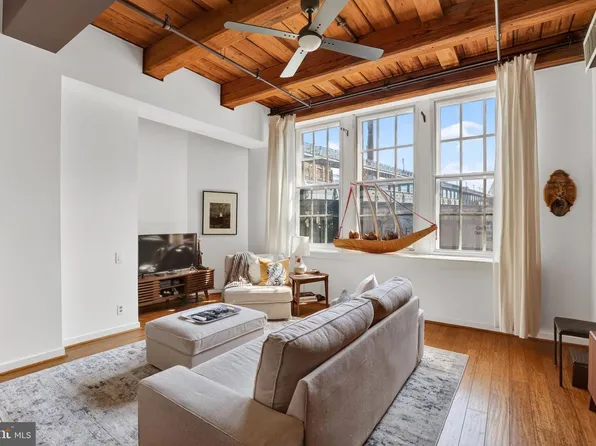 301 Race St APT 201, Philadelphia, PA 19106